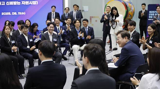 이재명 대통령이 11일 서울 여의도 한국거래소(KRX) 통합관제센터에서 열린 불공정거래 근절을 위한 시장감시본부 실무 직원들과의 현장 간담회에서 모두발언을 하고 있다. 대통령실사진기자단