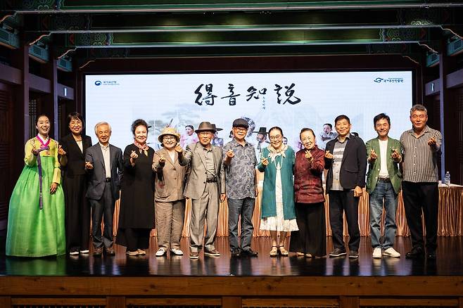 Performers and staff members for the pansori performance titled "Deukeumjiseol" pose at a press conference at the Korea House in central Seoul on Wednesday. (Korea Heritage Agency)