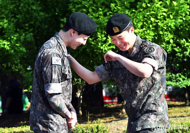 오전 8시께 현장에 도착한 지민과 정국은 한 차에서 내려 서로를 격려주면서도 쑥스러워 하고 있다. 정국은 “너무 오랜만이다. 화장도 안 하고 해서 민망하다”면서 지민과 눈이 마주 칠 때마다 웃음을 감추지 못했다.