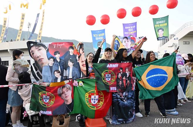 '브라질 팬들의 BTS 지민·정국 사랑'방탄소년단(BTS)의 지민과 정국이 제대하는 11일 오전 경기도 연천군 연천공설운동장에 아미(방탄소년단 팬덤명)들이 현수막을 들고 두 사람을 응원하고 있다.