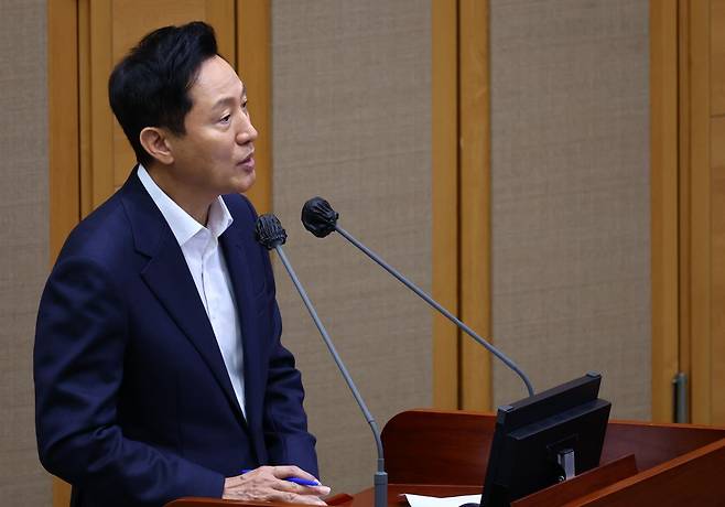 오세훈 서울시장이 11일 오전 서울 중구 서울시의회에서 열린 제331회 정례회 제2차 본회의에서 김동욱 의원의 질의에 답하고 있다. 뉴시스