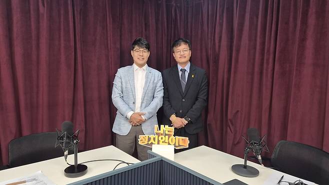 유튜브 '나는 정치인이다' 서정표 앵커(왼쪽)와 박주민 더불어민주당 의원