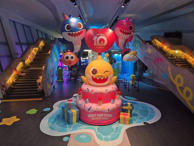 서울경제진흥원과 더핑크퐁컴퍼니와 진행한 '아기상어 10주년 기념 팝업' 전시.