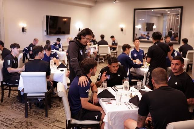 입국 5일 만의 첫 연습경기를 성공적으로 마친 울산 선수단은 휴식과 개인 정비를 가진 뒤 미국 입국 후 첫 회식을 진행했다. 사진=울산 HD 제공