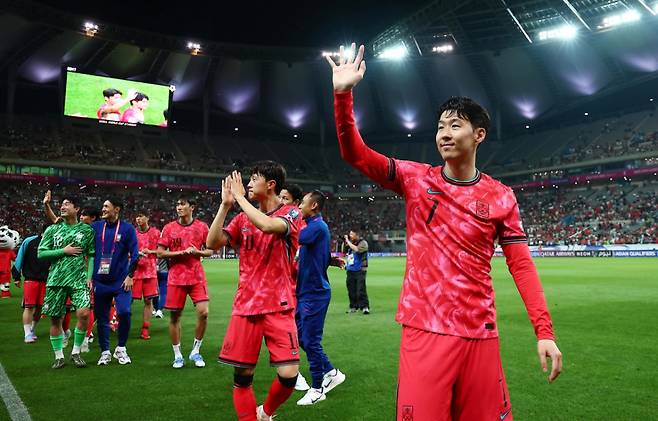한국 축구대표팀 손흥민과 선수들이 10일 서울월드컵경기장에서 열린 2026 북중미월드컵 아시아 3차 예선 쿠웨이트와 경기에서 4-0 승리를 거둔 후 팬들에게 인사를 하고 있다. /사진=뉴시스