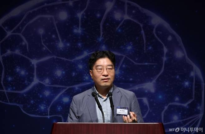 이원동 메가존클라우드 AIR 부문 유닛장이 10일 서울 중구 프레스센터에서 열린 머니투데이 주최 '제5회 K클라우드·AX 프론티어 컨퍼런스'에서 '효과적인 생성형AI 도입 전략'에 대해 강연을 하고 있다. /사진=김창현 chmt@