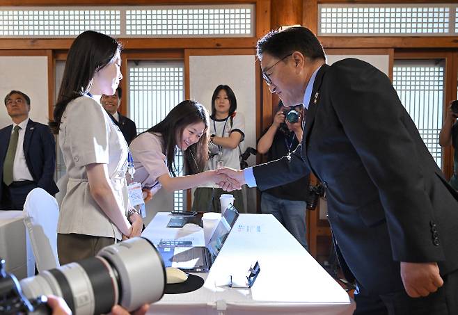 사진은 이날 오전 기자간담회 시작 전 취재진들과 인사하는 우 의장. /사진=뉴스1