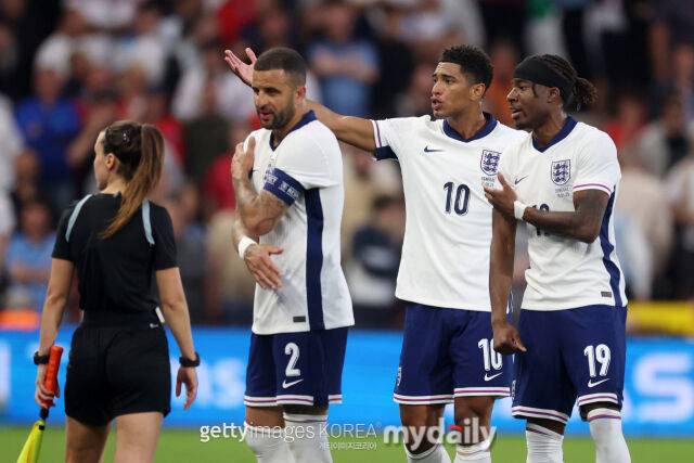 11일 세네갈과 경기에서 심판에게 항의하는 잉글랜드 선수들. /게티이미지코리아