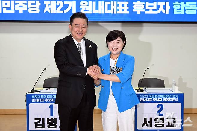 10일 서울 여의도 국회 의원회관에서 열린 제22대 국회 더불어민주당 제2기 원내대표 후보자 합동토론회에서 김병기(왼쪽), 서영교 후보자가 토론회에 앞서 기념촬영을 하고 있다. 윤창원 기자