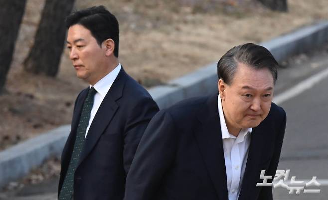 윤석열 전 대통령(왼쪽)과 김성훈 경호처 차장. 의왕=황진환 기자