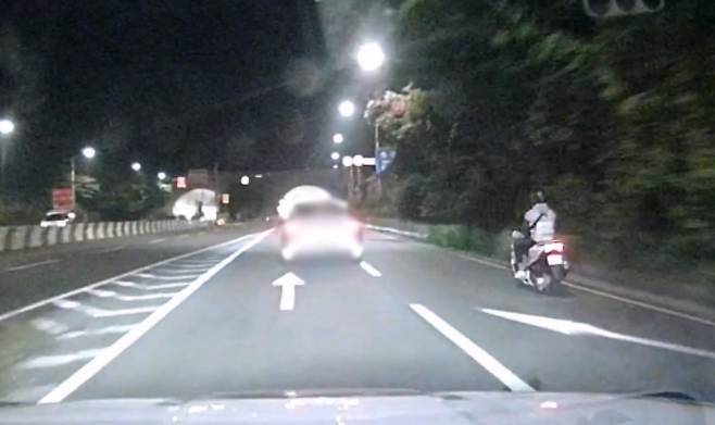 지난달 28일 부산의 한 도로에서 오토바이를 탄 시민이 음주운전 차량을 추격하는 모습. 부산경찰청 제공