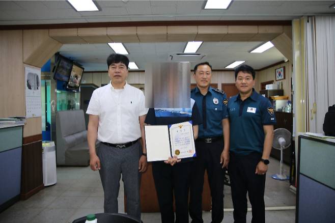 왼쪽부터 송창원 형사과장, 표창장 받은 순천역 직원. 순천경찰서 제공