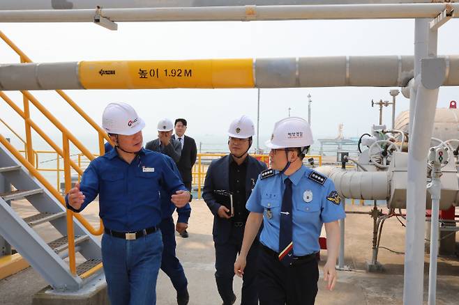 김기용 여수해양경찰서장이 대형 원유 취급 해양시설을 점검하고 있다. 여수해경 제공
