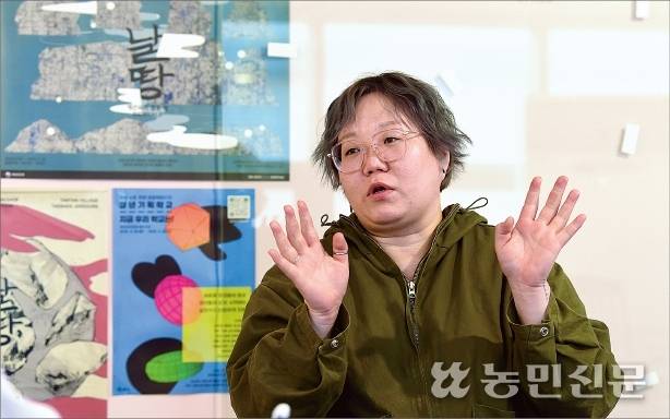 김신애 ‘탄탄 마을관리 사회적협동조합’ 이사장이 강원 태백에서 기획한 미술전 ‘비엔날레 날땅’의 의미를 설명하고 있다.