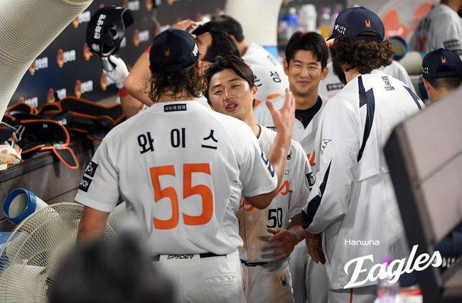 한화 라이언 와이스가 7회 이닝을 마친 뒤 실수를 한 이원석을 격려하고 있다. /한화 이글스 제공