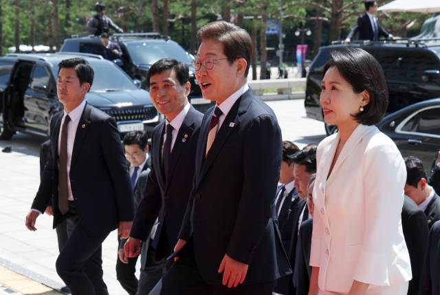 ▲이재명 대통령이 취임 선서를 하기 위해 4일 오전 서울 여의도 국회에 부인 김혜경 여사와 함께 들어서고 있다. ⓒ연합뉴스