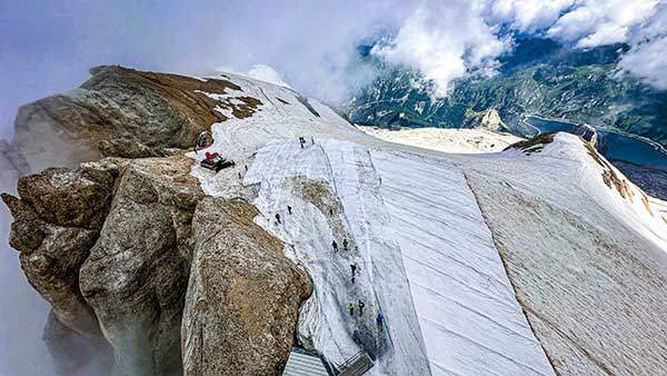 마르몰라다 케이블카의 3번째 승강장인 푼타 로카에 내리면 하늘과 맞닿은 듯한 만년설이 펼쳐지고 마르몰라다 정상으로 등반이 가능하다.