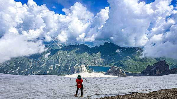 푼타 로카 승강장에서 빙하구간을 오르면 페다이아호수가 파노라마 풍경으로 펼쳐진다.