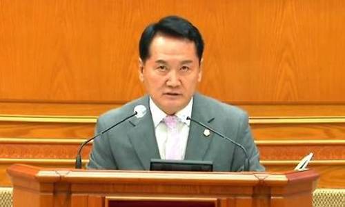 10일 열린 안양시의회 정례회에서 음경택 시의원이 성희롱 사건 관련 내용을 공개하고 있다. 안양시의회 유튜브 캡처