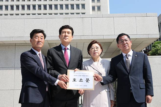 11일 이강덕 포항시장을 비롯 김일만 포항시의회 의장, 김정재·이상휘 국회의원, 강창호 범대본 위원장 등 포항시민단체는 서울 서초동 대법원을 방문, 지난달 대구고등법원의 항소심 판결에 대한 유감을 표명하고, 포항 시민들의 간절한 염원을 담은 호소문을 제출한 뒤 기념촬영을 하고있다. 포항시 제공