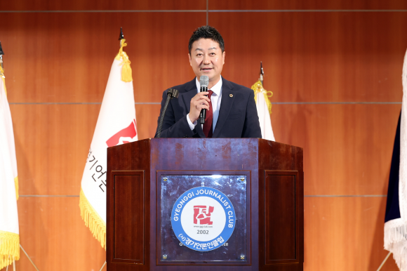 김진경 의장이 경기언론인클럽 창립 23주년 기념식에서 축사를 전하고 있다.