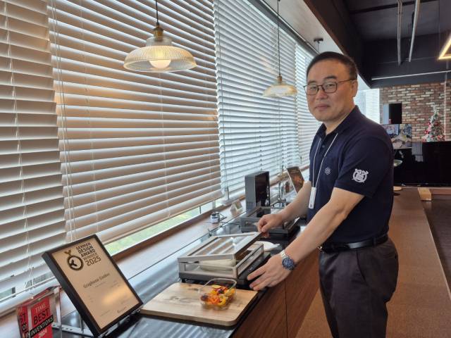 홍병희 그래핀스퀘어 대표가 이르면 올해 말 출시를 앞둔 ‘그래핀 멀티쿠커’에 대해 설명하고 있다.