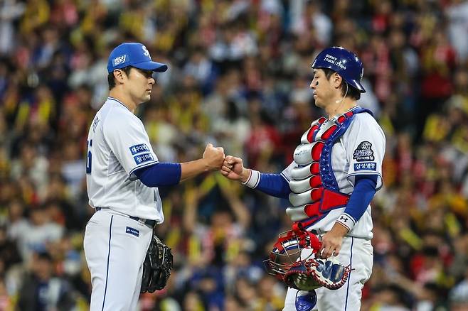 삼성 임창민(왼쪽)은 9일 1군 엔트리에서 빠졌다. 지난해 홀드 2위에 오를 만큼 위력적인 구위를 뽐냈지만, 올해는 고전하는 중이다. 사진제공|삼성 라이온즈