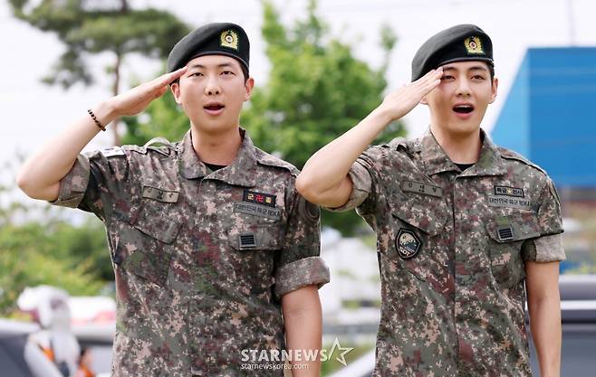 육군 제15보병사단 군악대로 복무한 RM, 육군 제2군단 군사경찰 특수임무대로 각 복무를 마친 뷔가 10일 오전 강원 춘천시 신북읍체육공원에서 경례를 하고 있다./2025.06.10 /사진=김휘선 hwijpg@