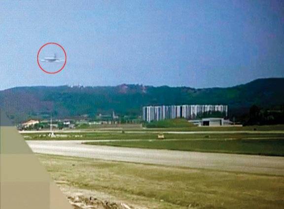 5월 29일 훈련 중이던 해군 P-3CK 해상초계기(원 안)가 경북 포항 동해면 야산에 추락하는 모습. 해군 제공