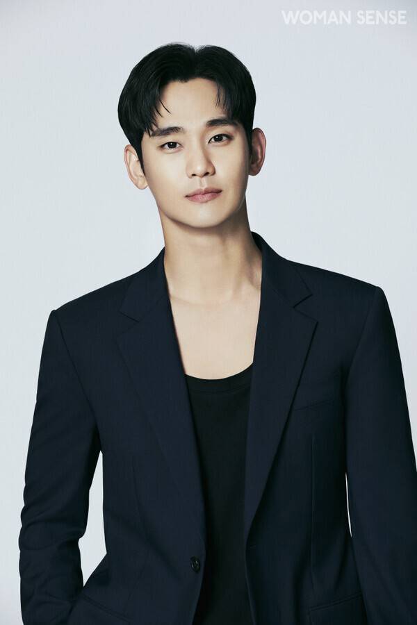 배우 김수현은 서울 성동구 성수동1가에 위치한 고급아파트 갤러리아포레를 3채 보유하고 있다. 지난해 광고모델로 나섰던 '볼뉴머' 브랜드의 (주)클래시스가 김수현의 사생활 논란에 계약을 해지한 후 위약금을 받고자 김수현의 부동산 자산인 갤러리아포레 1채를 가압류했다. 사진=골드메달리스트 홈페이지