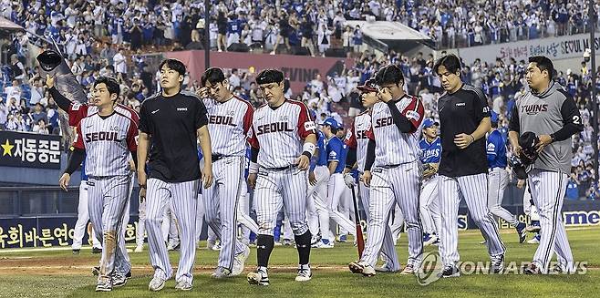 침울한 LG (서울=연합뉴스) 황광모 기자 = 1일 서울 송파구 잠실야구장에서 열린 프로야구 2025 신한 SOL 뱅크 KBO리그 삼성라이온즈와 LG 트윈스의 경기.
삼성에 주말 3연전을 모두 패한 LG 선수들이 고개 숙인 채 경기장을 떠나고 있다. 2025.6.1 hkmpooh@yna.co.kr