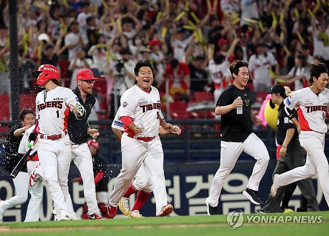 KIA 연장 10회 끝내기 승리 (광주=연합뉴스) 조남수 기자 = 8일 광주 기아챔피언스필드에서 열린 프로야구 한화 이글스와 KIA 타이거즈의 경기. KIA 선수들이 연장 10회말 1사 1, 2루에서 고종욱의 내야땅볼 때 상대의 실책으로 끝내기 승리를 거두고 기뻐하고 있다. 2025.6.8 iso64@yna.co.kr