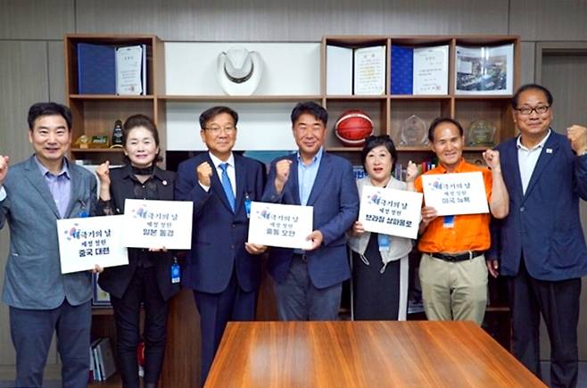 ▲ 지난 10일 미국·일본·중국·오만·브라질 등 해외 동포들이 국회 이기헌(좌측 4번째) 의원실을 방문, '태극기의 날' 제정 청원 서명서를 전달하고 있다. /사진 제공=이기헌 의원실