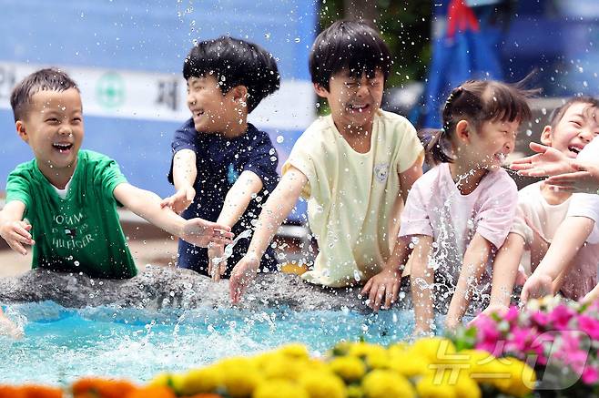 무더운 날씨가 이어지고 있는 10일 광주 북구청 광장으로 야외활동 나온 북구청직장어린이집 아이들이 물레방아에서 물장구를 치며 더위를 식히고 있다.(광주 북구 제공. 재판매 및 DB 금지) 2025.6.10/뉴스1 ⓒ News1 박지현 기자