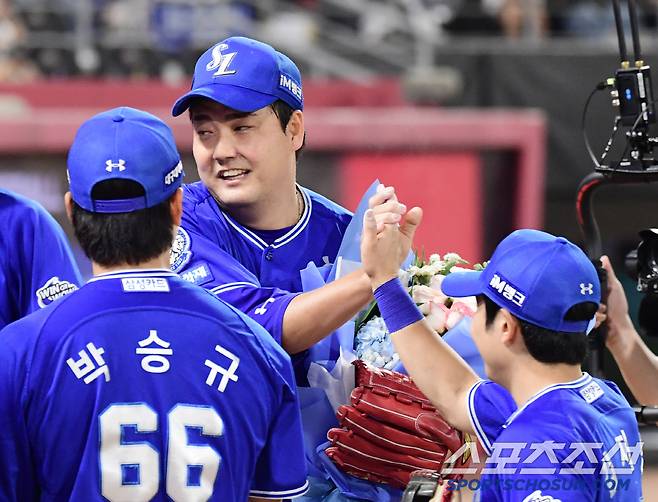 12일 광주 기아챔피언스필드에서 열린 KBO리그 KIA와 삼성의 경기. 삼성 김태훈이 올 시즌 10번째 홀드를 달성했다. 7회 투구를 마치고 동료들의 축하를 받고 있는 김태훈. 광주=송정헌 기자songs@sportschosun.com/2025.06.12/