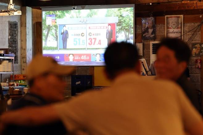 제21대 대통령선거가 치러진 3일 광주 동구 대의동 한 호프집에서 시민들이 개표방송을 보며 이야기를 나누고 있다. 2025.6.3 /연합뉴스
