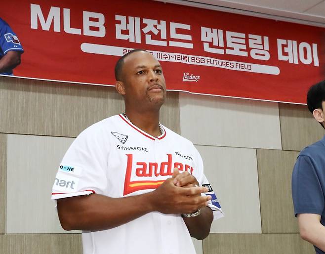 11일 강화 SSG 퓨처스필드에서 강연회를 가진 아드리안 벨트레. SSG 제공