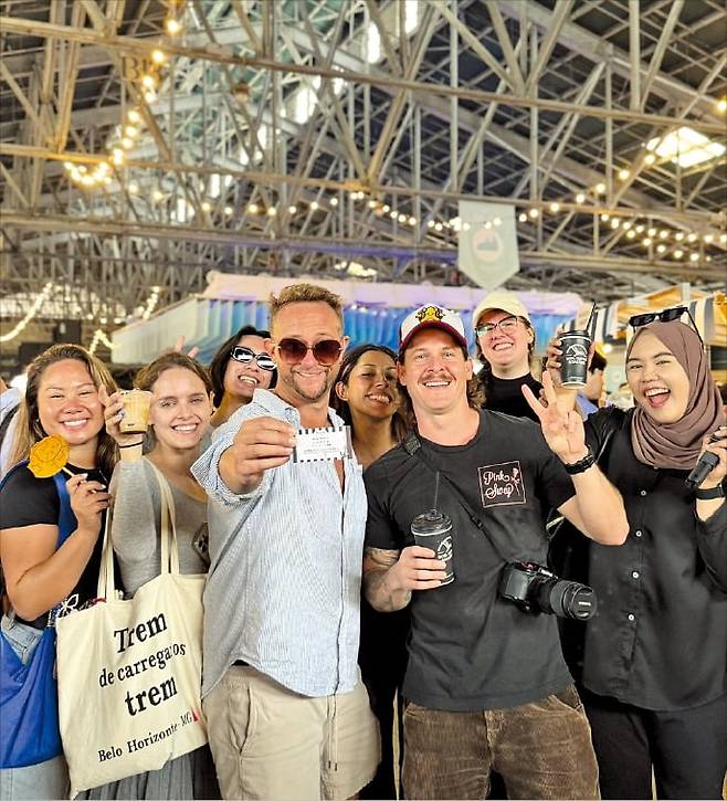 지난 4~8일 부산항에서 열린 ‘포트빌리지 부산’ 행사장을 찾은 관광객들. /푸드트래블 제공