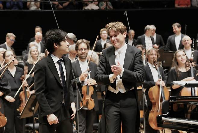 흡족한 표정의 임윤찬과 클라우스 메켈레 _ 사진. ⓒ이진섭.jpg