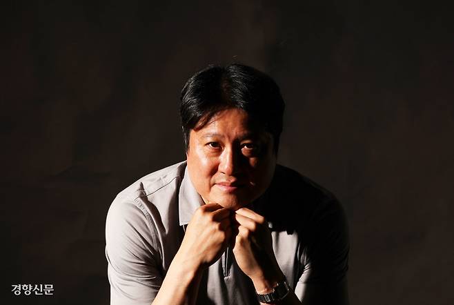 매운맛 기대해 4년 만에 프로농구 사령탑으로 돌아온 문경은 수원 KT 감독이 사령탑 라이벌 시대를 예고했다. 문 감독이 지난 11일 경향신문과 인터뷰하며 포즈를 취하고 있다. 권도현 기자