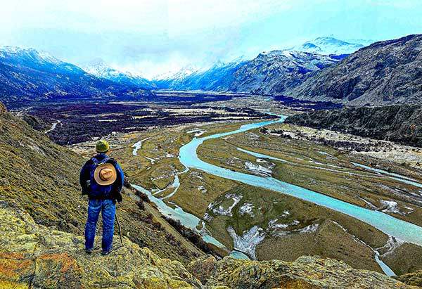 피츠로이로 올라가는 첫 언덕에서 바라보는 대자연. 어떤 간섭도 받지 않고 거침없이 자유롭게 몸을 휘두르며 내려가는 부엘타스 강물을 보니 가슴이 뭉클하다. 우리는 얼마나 막힘이 많은 인생을 살고 있는가. 여기서 이 풍경을 하염없이 바라보는 여행자가 많다. 나도 그랬다.