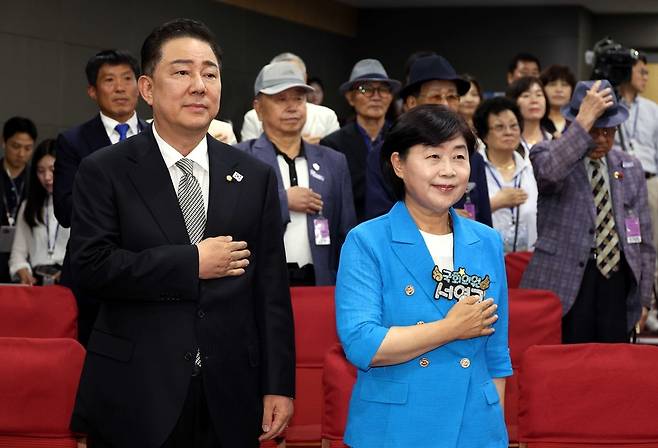 더불어민주당 김병기(왼쪽), 서영교 원내대표 후보가 10일 오후 서울 여의도 국회 의원회관 소회의실에서 열린 민주당 2기 원내대표 후보 합동토론회에서 국민의례를 하고 있다. 뉴시스