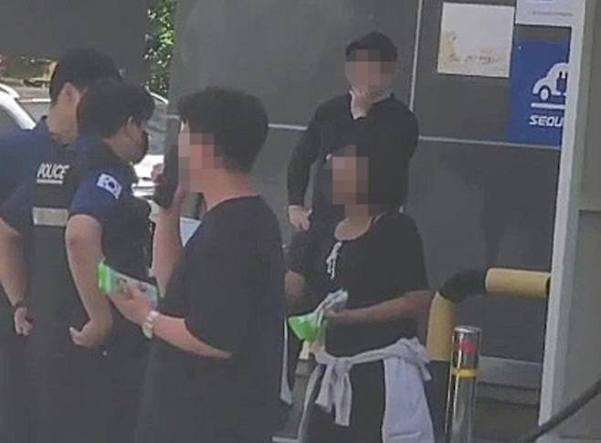 11일 오후 인천 부평구의 한 초등학교 앞에 신고를 받은 경찰이 출동해 있다. 연합뉴스