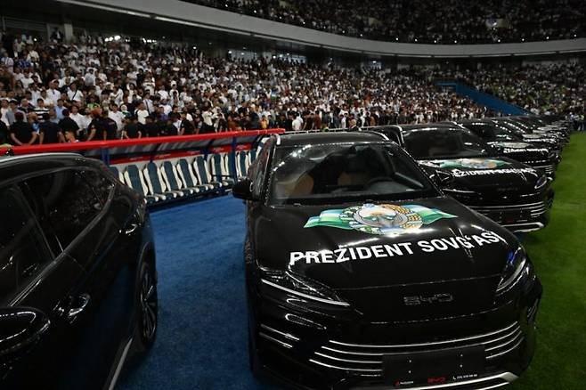 10일 우즈베키스탄 부뇨드코르 스타디움에 줄지어 준비된 SUV 차량들. 이는 2026 국제축구연맹(FIFA) 월드컵을 통해 사상 첫 월드컵 본선 진출을 이룬 우즈베키스탄 대표팀 선수들에게 모두 주어지는 포상이다. /사진=아레나스포츠TV 캡처