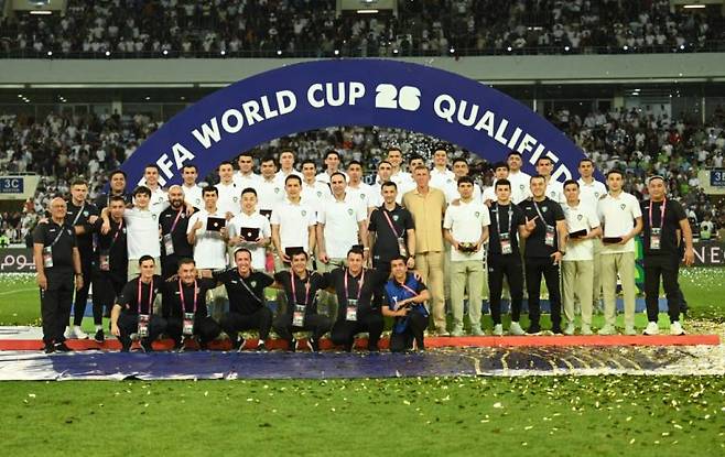 10일 우즈베키스탄 부뇨드코르 스타디움에 열린 2026 국제축구연맹(FIFA) 북중미 월드컵 아시아 3차 예선을 마친 뒤 사상 첫 월드컵 본선 진출 기념 사진을 촬영하고 있는 우즈베키스탄 대표팀 선수들. /사진=아레나스포츠TV 캡처