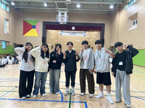 평택시 포승중 동아리 ‘팀사이언스’ 학생들이 창의력 대회 경기도 예선에서 우승해 전국대회에 서게 됐다. /포승중 제공