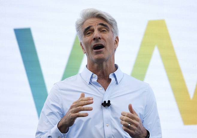 9일(현지시간) 캘리포니아 쿠퍼티노에 위치한 애플 본사 ‘애플 파크’에서 열린 연례 ‘세계개발자회의(WWDC)’ 중 소프트웨어 엔지니어링 수석부사장 크레이그 페더리기가 발표하고 있다.(사진=게티이미지)