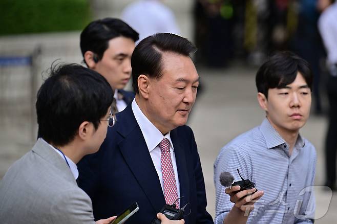 윤석열 전 대통령이 9일 오후 서울 서초구 중앙지방법원에서 열린 내란 우두머리 혐의, 직권남용 권리행사방해 혐의 사건 6차 공판을 마친 후 취재진의 질문을 받으며 법원을 나서고 있다. 2025.6.9/뉴스1 ⓒ News1 사진공동취재단