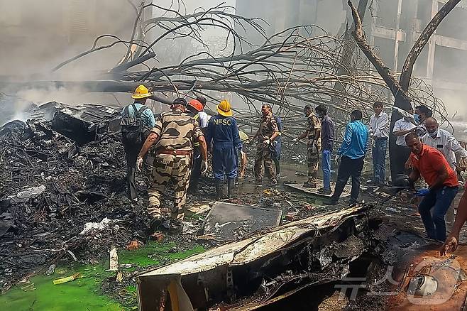 인도 에어인디아 소속 보잉 787드림라이너 여객기가 12일(현지시간) 인도 서부 아메다바드 공항 인근에서 추락했다. 사진은 구조대원들이 추락 현장에서 작업하는 모습. 2025.06.12 ⓒ AFP=뉴스1 ⓒ News1 최종일 선임기자