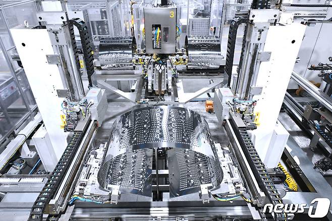 LG전자 미국 테네시 공장에서 로봇이 세탁기의 주요 부품인 세탁통을 만들고 있는 모습.(LG전자 제공) 2023.1.15/뉴스1